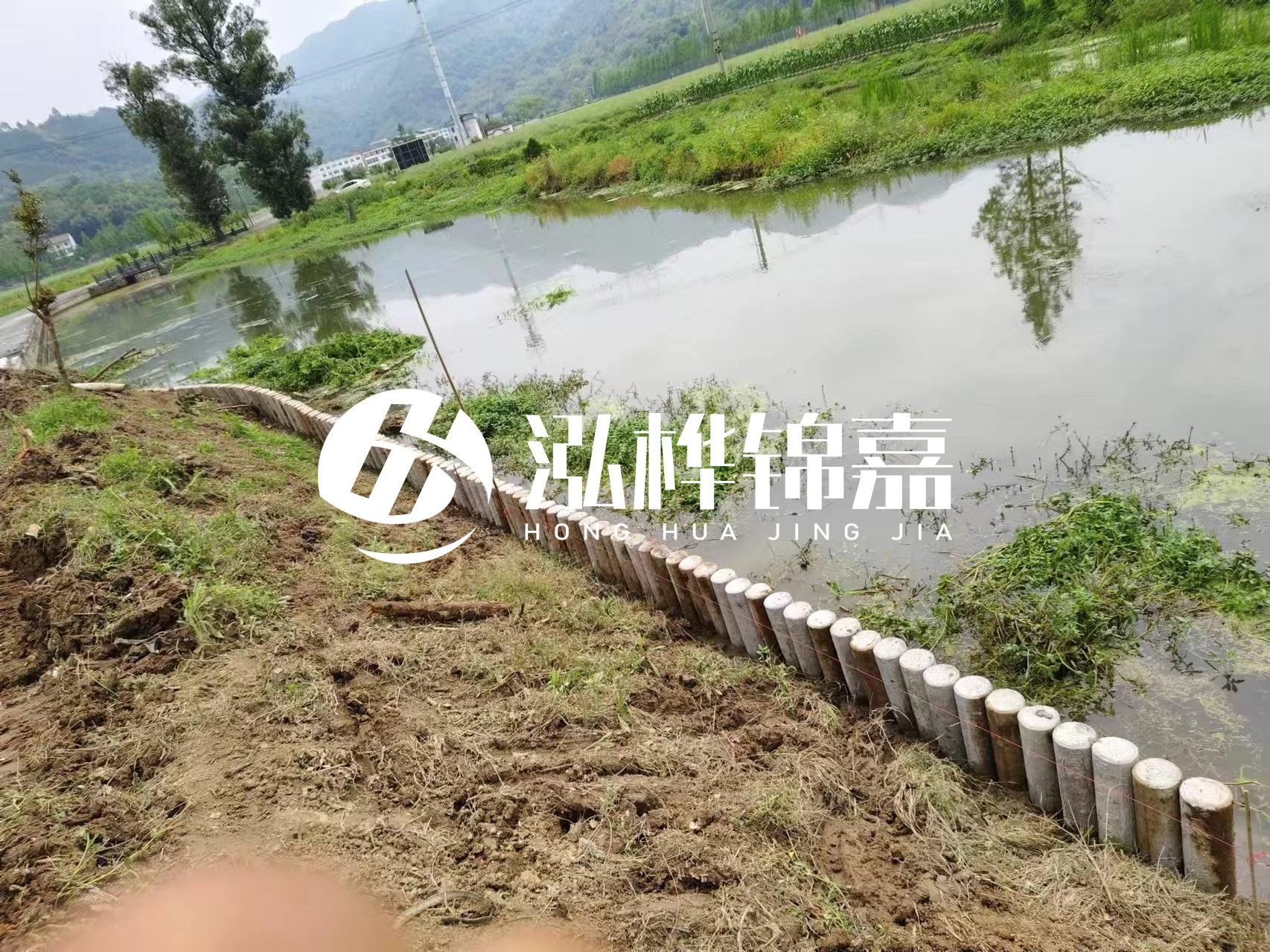 安順市挖機(jī)打木樁專業(yè)施工-河道水泥樁護(hù)坡多少錢一米？