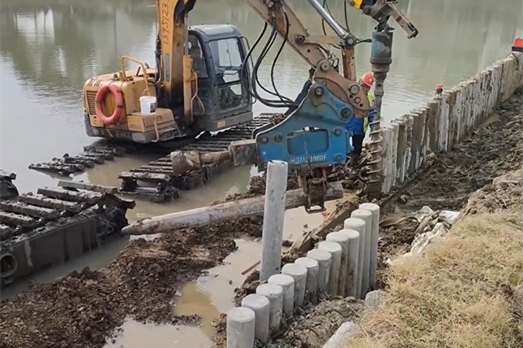 水泥樁批發廠家泓樺錦嘉-水泥仿木樁適合用于河道護坡嗎？